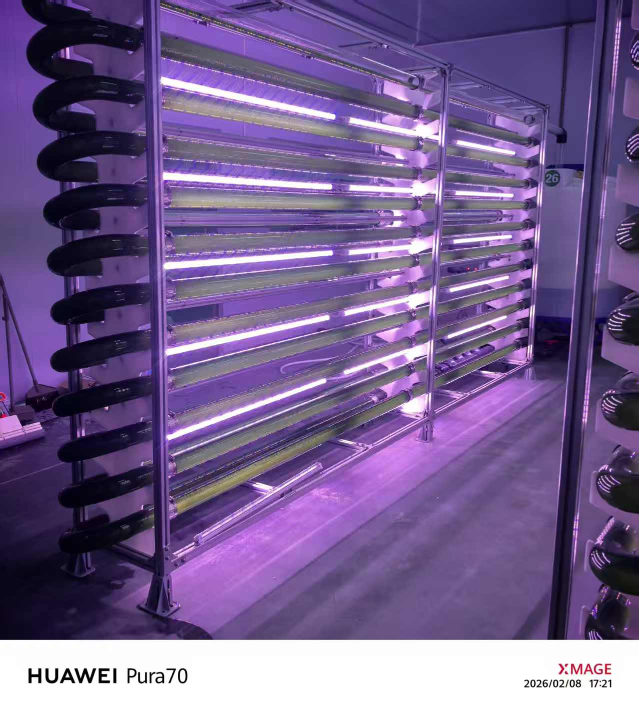 生物试剂盒包装展示,白色塑料外壳配绿色标识,实验室背景,专业科研用品摆放整齐